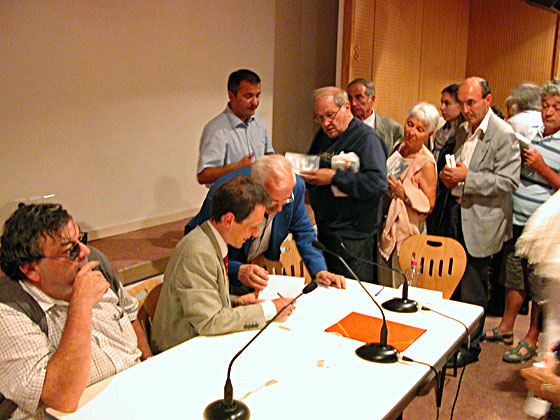 Séance de dédicace par Jérôme Grévy Séance de dédicace par Jérôme Grévy