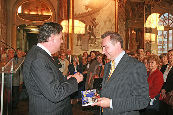 Jean-Pierre Mangiapan remet la médaille officielle du Bicentenaire à Jean-Luc Moudenc
