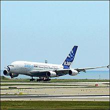 AIRBUS A380 aime Nice Côte d'Azur Premier kiss landing du gros porteur