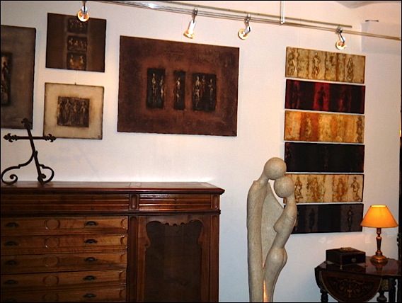 Le Saint Graal Galerie d'art - salon d'antiquités près de Saint Paul de Vence::Toiles, meubles et objets composent d'intéressantes natures mortes. trabys-expo-lg2