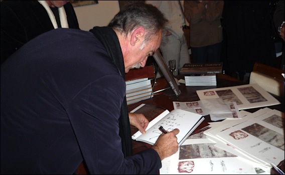 Le Saint Graal galerie - antiquités::l'artiste Marc Trabys dédicace son livre. trabys-expo-lg3