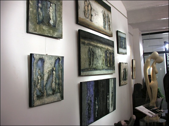 Galerie Le Saint Graal La Colle sur Loup::l'accrochage des oeuvres réalisé avec talent par Nathalie Conan. trabys-expo-lg5