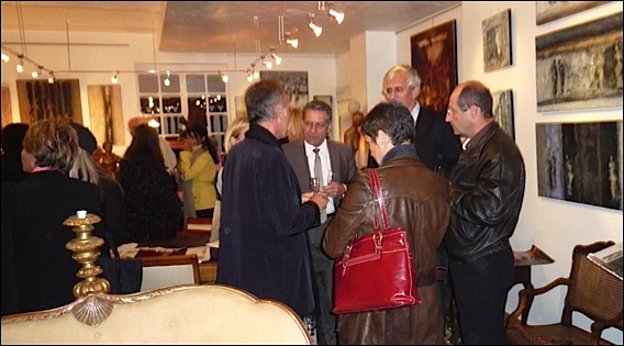 Vernissage de l'exposition de Marc Trabys::Christian Berkesse, le maire de La Colle sur Loup en conversation avec l'artiste et des amateurs d'art. trabys-expo-lg6
