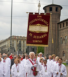 ostension-saint-suaire-procession