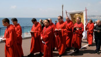 nice-procession-des-penitents-rouges