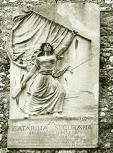 Le Monument à Catherine Ségurane, face à l'église Saint-Augustin, dans la vieille ville