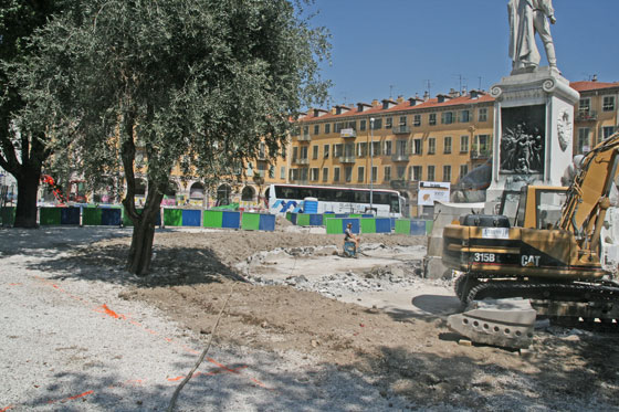 Dépalcement de la statue de Garibaldi à Nice