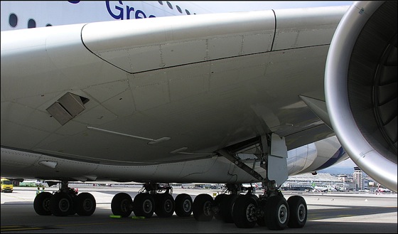L'airbus A380 aime l'aéroport Nice Côte d'Azur qui se prépare a accueillir des vols commerciaux réguliers a380-nice