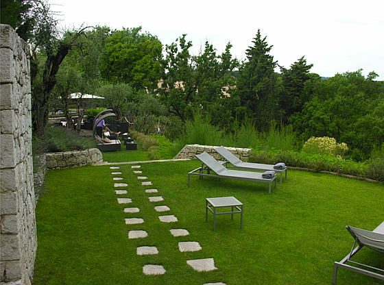 Dans les jardins du Mas Candille, espace détente. mas-candille-relais-chateaux
