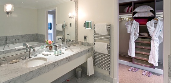 Le Mas Candille salle de bain et dressing de la suite Cyprès suite-mas-candille