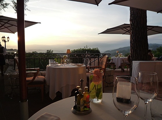 Coucher de soleil sur la terrasse du restaurant gastronomique Le Candille restaurant-candille-mougins