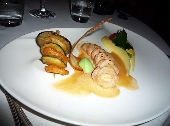 Râble de lapereau en surprise de gambas, moutarde-wasabi, mousseline de pomme amandine et tempura de primeurs du chef Serge Gouloumès le-candille-gouloumes