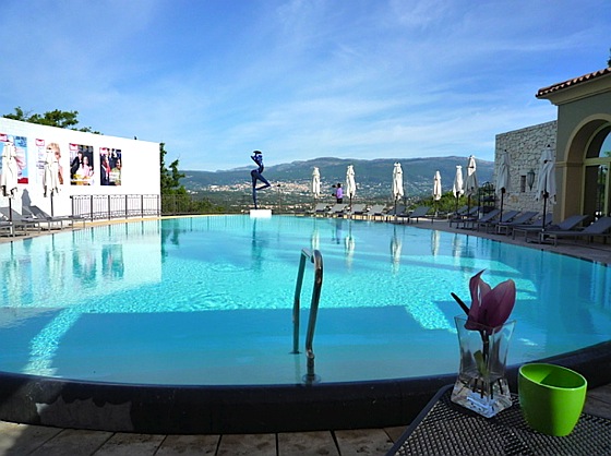Restaurant La Pergola et la piscine à débordement avec vue sur le pays grassois mas-candille-pergola