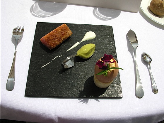 Saumon fumé mi-cuit, dos gratiné en croûte de noisettes, brouillade d'oeuf aux perles des sous-bois, sorbet avocat restaurant-cap-estel