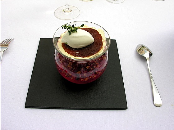 Fraise juste poêlée au caramel balsamique, mousse basilic, opaline chocolat pure Caraïbes, sorbet citron carte-cap-estel