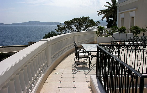 Vue sur la Méditerranée depuis la terrasse du Cap Estel cap-estel-terrasse