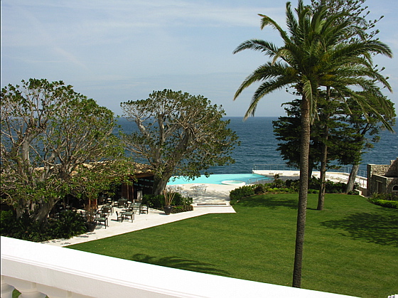 Cap Estel, vue sur la piscine et la Méditerranée cap-estel-piscine