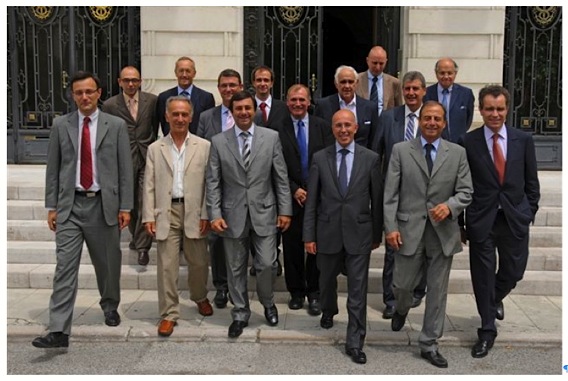 En présence de : Frédéric ALLARD, IBM ; Pierre BENARD, THALES ALENIA SPACE ; Thierry BERTE, CARREFOUR NICE TNL ; Jean-François COMAS, BANQUE POPULAIRE COTE D'AZUR ; Jean-Marie BRIAL, CARREFOUR NICE LINGOSTIERE ; Jean-Claude CREQUIT, CAISSE D'EPARGNE COTE D'AZUR ; Georges DAO, CARI ; Eric DUPUY, ELIS RIVIERA ; Eric DEBRY, NICE MATIN ; Laurent LACHKAR, Président de l’Upe 06 et LACHKAR MOTOS SARL ; Philippe MAUBERT, ROBERTET ; Jean-Jacques ROBERT, LABORATOIRES ARKOPHARMA. cci-cg06
