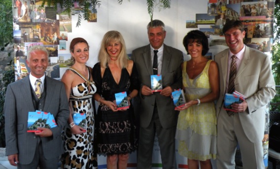 En présence de Stéphane Cherki, maire d'Eze, de Dominique Sassone-Estrosi et Veronica Vecchiono, conseillères municipales de Nice, Agostino Pesce et Lilas Spak présentent le guide Costazzurra (photo Gérard Bernar) guide costazzurra