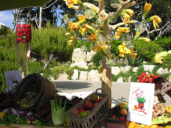 Décoration de fruits et légumes orchestrée par Stéphane Corolleur pour Cash-Fruits gantie2009-stands