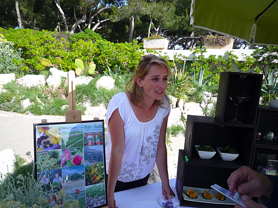 Sandrine Auda de la maison Marius Auda faisant découvrir les saveurs des fleurs comestibles gantie2009-stands