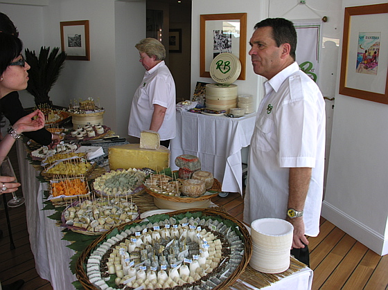 Exposition gourmande de fromages de maître Robert Bedot gantie2009-stands