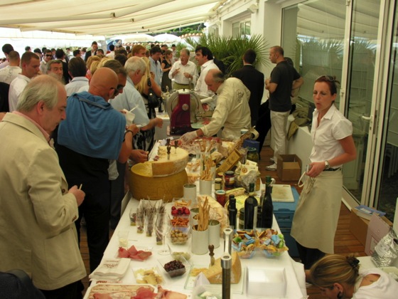 Affluence devant les spécialités italiennes de la Cambuse proposées par Davide Dalmasso gantie2009-stands