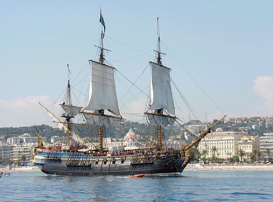 Passant devant le Negresco GOTHEBORG se dirige vers le port de Nice gotheborg-nice