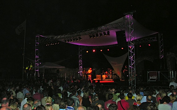 La scène des arènes lors du Nice Jazz festival 2008. Elle ne sera pas utilisée cette année, les arènes de Cimiez sont en travaux jazz-arene-nice