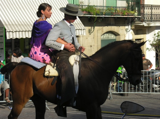 Couple à cheval à la fête du Café Llorca Vallauris cafe-llorca