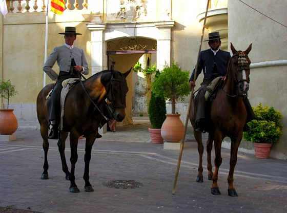 Cavaliers sur la place de l'Homme au Mouton de Picasso à Vallauris vallauris-llorca