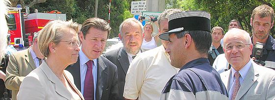 Michèle Alliot-Marie félicitant le colonel Patrick Bautheac en présence de Christian Estrosi et du Préfet Vian estrosi-greviste