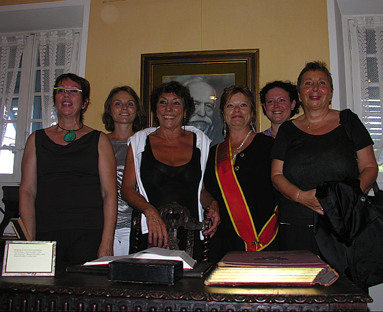 Brigitte Guignery, Valérie et Josy Bandecchi, Fabienne Pradier (membre des Disciples d’Escoffier), Hermance Carro, Nicole Rubi devant le portrait d’Auguste Escoffier. musee-escoffier