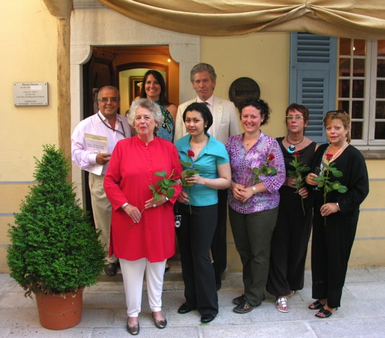Au premier plan : Jacotte Brazier, Catherine Soriano, Hermance Carro, Brigitte Guignery, Fabienne Pradier; à l’arrière plan : Michel Bourdin, Conservateur du musée Escoffier, Julie Durand, conservatrice adjointe, Michel Escoffier, arrière petit-fils du maître et président de la Fondation Escoffier à l’occasion du vernissage de l’exposition « Le chef… ? C’est elle ! ». meres-musee-escoffier