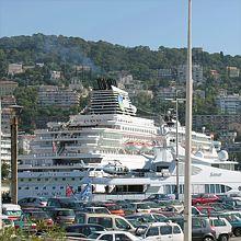 Le Port de Nice complet allume le feu à minuit 