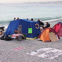 NICE La police évacue les «Don Quichotte» de la plage