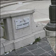 PLACE MASSÉNA à NICE La plaque Jacques Médecin a été fracassée