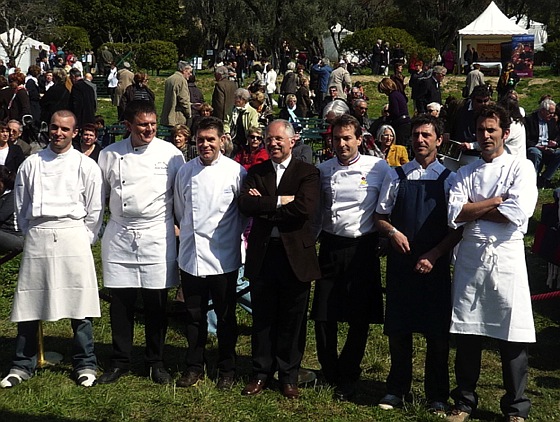 Toujours une joyeuse ambiance parmi les chefs de la Côte réunis autour du parrain de la fête de l'olivier Jacques chibois chefs-fete-olivier