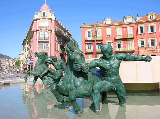 La fontaine au sud de la place Masséna place-massena-fontaine