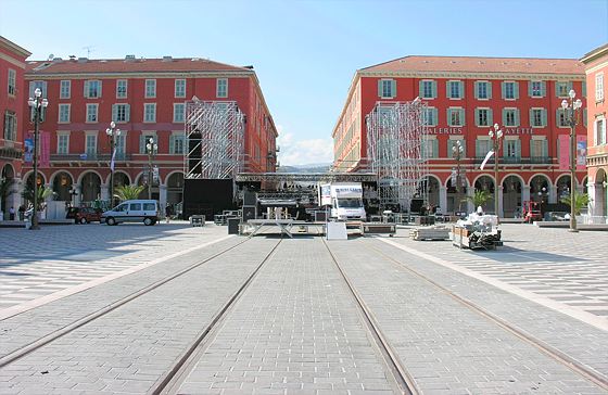 Le podium sur la place Masséna pour son inauguration place-massena-podium