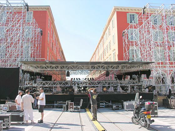 Le podium sur la place Masséna pour son inauguration place-massena-podium