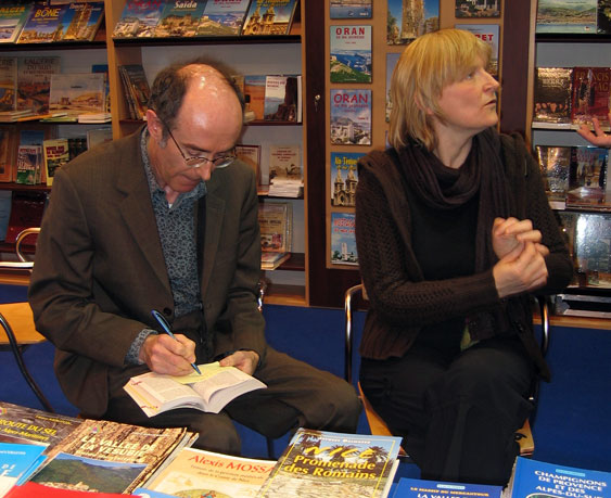 Paul Daelewyn et son épouse en dédicace sur le stand Serre Éditeur