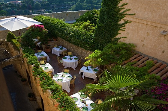 Vue sur la terrasse du restaurant Le Saint à Saint Paul de Vence © Franck Follet restaurant-saint-paul