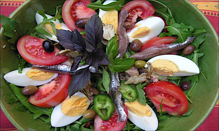 La Salade Niçoise, la Recette emblématique du Comté de Nice