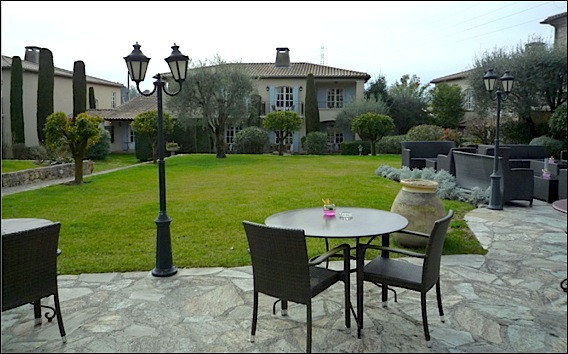 Alessio Giove nouveau chef Restaurant Le Jardin à l'Hôtel de Mougins::Dès les beaux jours, le déjeuner peut être pris au jardin ou près de la piscine. alessio-giove-lg2