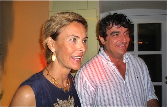Mas Candille Soirée des Chefs des Étoiles de Mougins ::Carole Bouquet fait découvrir son vin Sangue d'Oro à Davide Dalmasso, La Cambuse à Golfe Juan, maître ès spécialités italiennes. candille-chefs-lg4