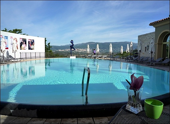 Restaurant La Pergola chef Serge Gouloumès Le Mas Candille Mougins::vue sur la piscine à débordement et le pays grassois candille-pergola-lg