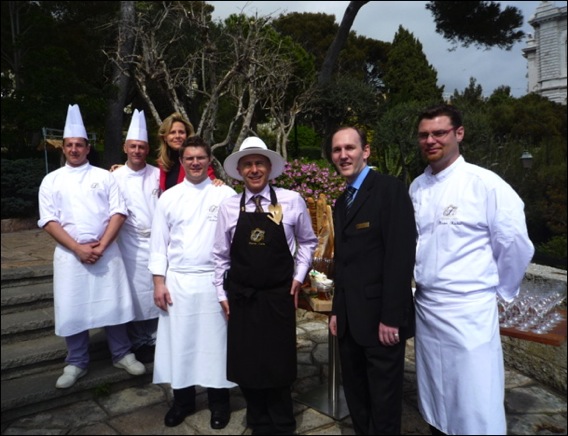 MONACO Restaurant Horizon Deck Hôtel FAIRMONT Monte-Carlo Méditerranée à la carte ::Maryan Gandon entouré de quelques membres de son équipe dans les jardins du Musée Océanographique fairmont-musee-lg1