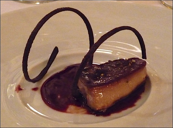 Restaurant Les Terraillers Biot Michaël Fulci::Foie gras de canard simplement poêlé avec sa réduction de porto aux épices orientales et sa spirale de réglisse croustillante fulci-terraillers-lg7