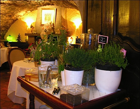 Restaurant Les Terraillers Biot Michaël Fulci::Le chariot d’herbes fraîches pour des infusions maison. fulci-terraillers-lg9